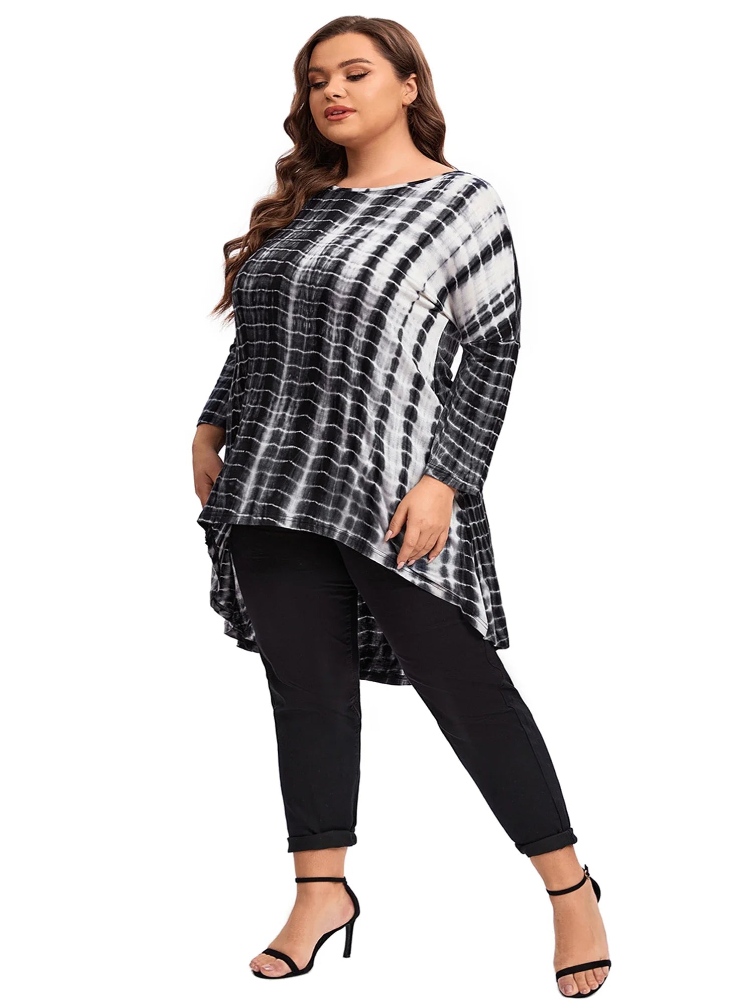 Frau in schwarz-weißem Batik-Oberteil und schwarzen Hosen, Mode, Damenbekleidung, Plus-Size.