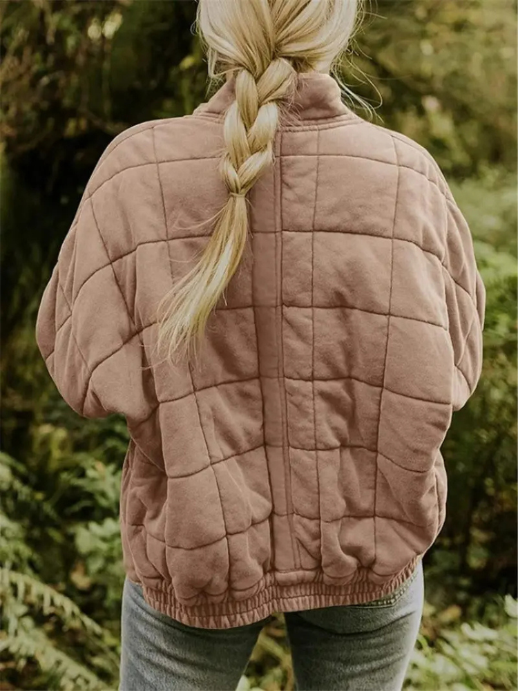 Frau in rosa Steppjacke, Übergangsjacke, oversized, Herbstmode, Damenbekleidung, Outdoor.