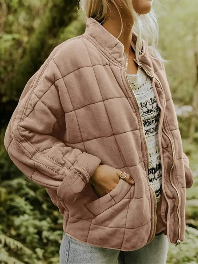 Frau in rosa Steppjacke, oversized, Übergangsjacke, Damenmode, Herbst, lässig, bequem.