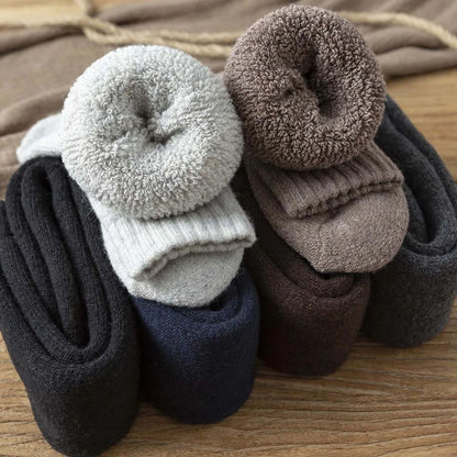 Warme Wollsocken in Grau, Braun und Schwarz, ideal für Winter, gemütlich und weich.