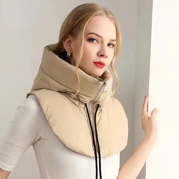 Frau mit beigem Steppkragen, modisches Accessoire, Herbstmode, elegantes Design.