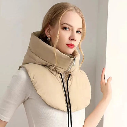 Frau mit beigem Steppkragen, modisches Accessoire, Herbstmode, elegantes Design.