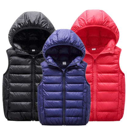 Drei gesteppte Kapuzenwesten in Schwarz, Blau und Rot, ideal für Herbst und Winter.