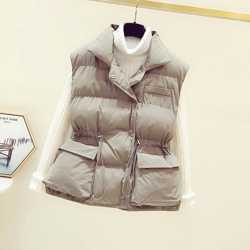 Beige Damen-Daunenweste mit Taschen, ärmellos, modisch, warm, ideal für Herbst und Winter.