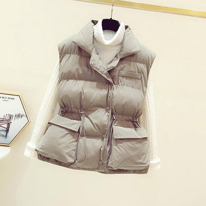 Beige Damen-Daunenweste mit Taschen, ärmellos, modisch, warm, ideal für Herbst und Winter.