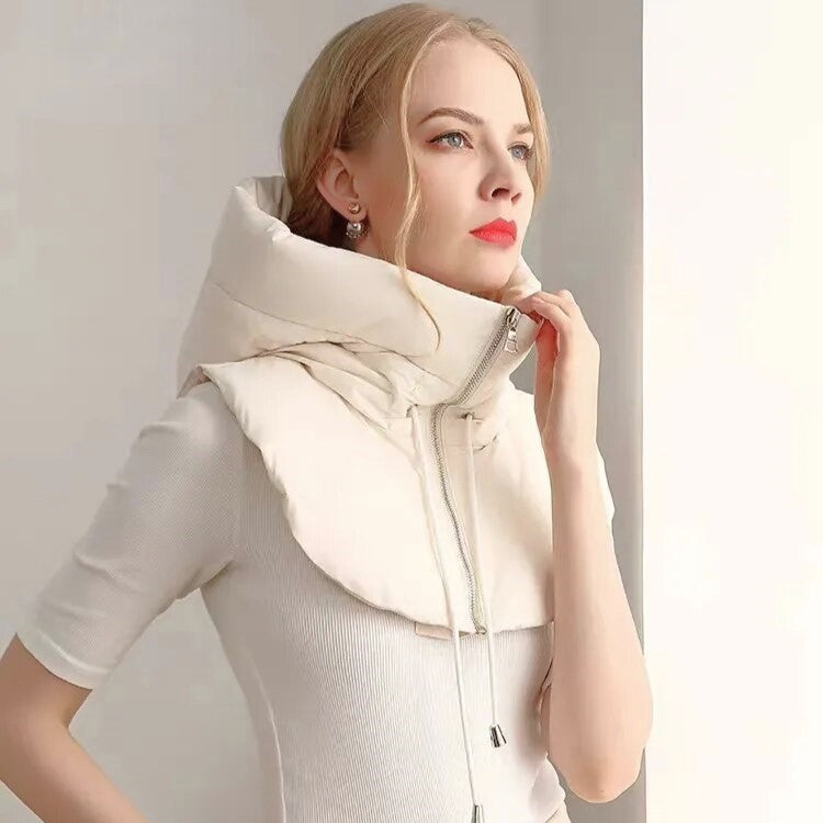 Frau mit weißem Stehkragenmantel, elegantes Design, Wintermode, Damenbekleidung.