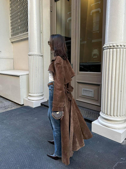 Brauner Wildledermantel für Damen, lang, mit Gürtel, modisch, elegant, Herbstmode.