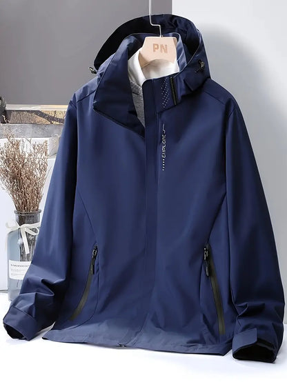 Dunkelblaue Herren-Softshelljacke mit Kapuze, wasserabweisend, ideal für Outdoor-Aktivitäten.