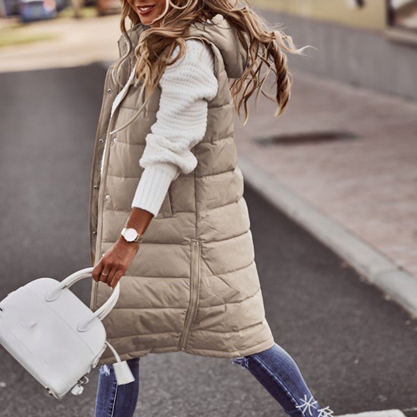 Frau in beigem Steppmantel mit Kapuze, weiße Tasche, lässiger Herbstlook, Straße.