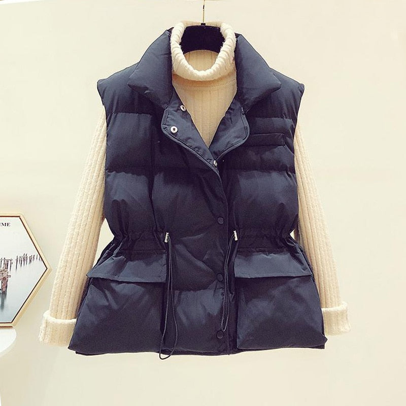 Schwarze Daunenweste mit Kapuze, Damenmode, warm, ärmellos, Winterbekleidung, elegant.