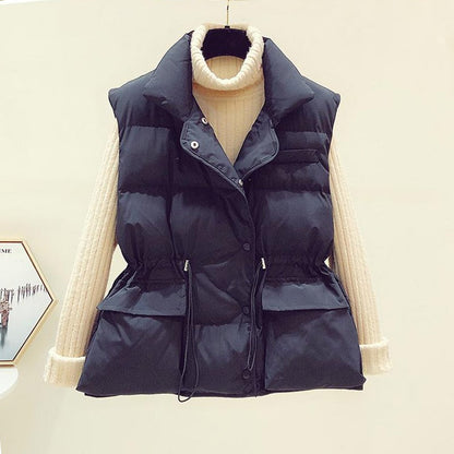 Schwarze Daunenweste mit Kapuze, Damenmode, warm, ärmellos, Winterbekleidung, elegant.
