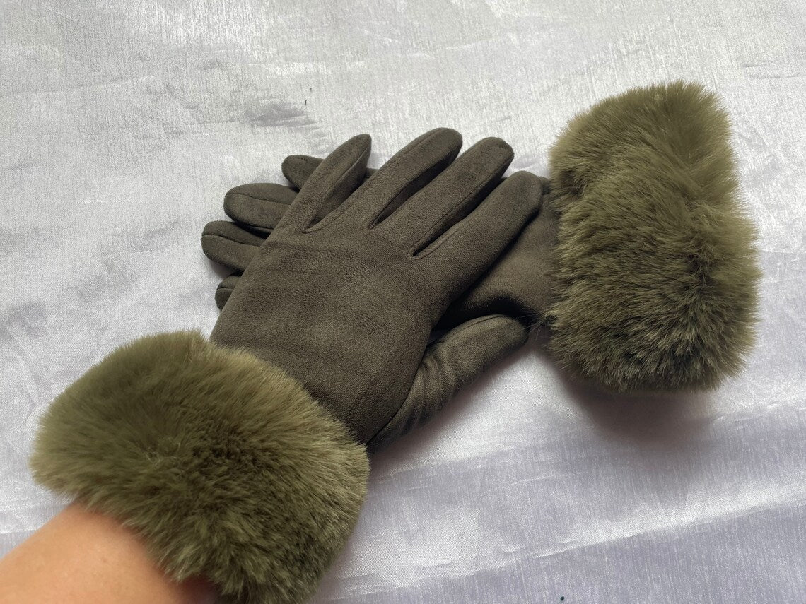 Damenhandschuhe aus Wildleder mit grünem Kunstfellbesatz, elegant und warm.