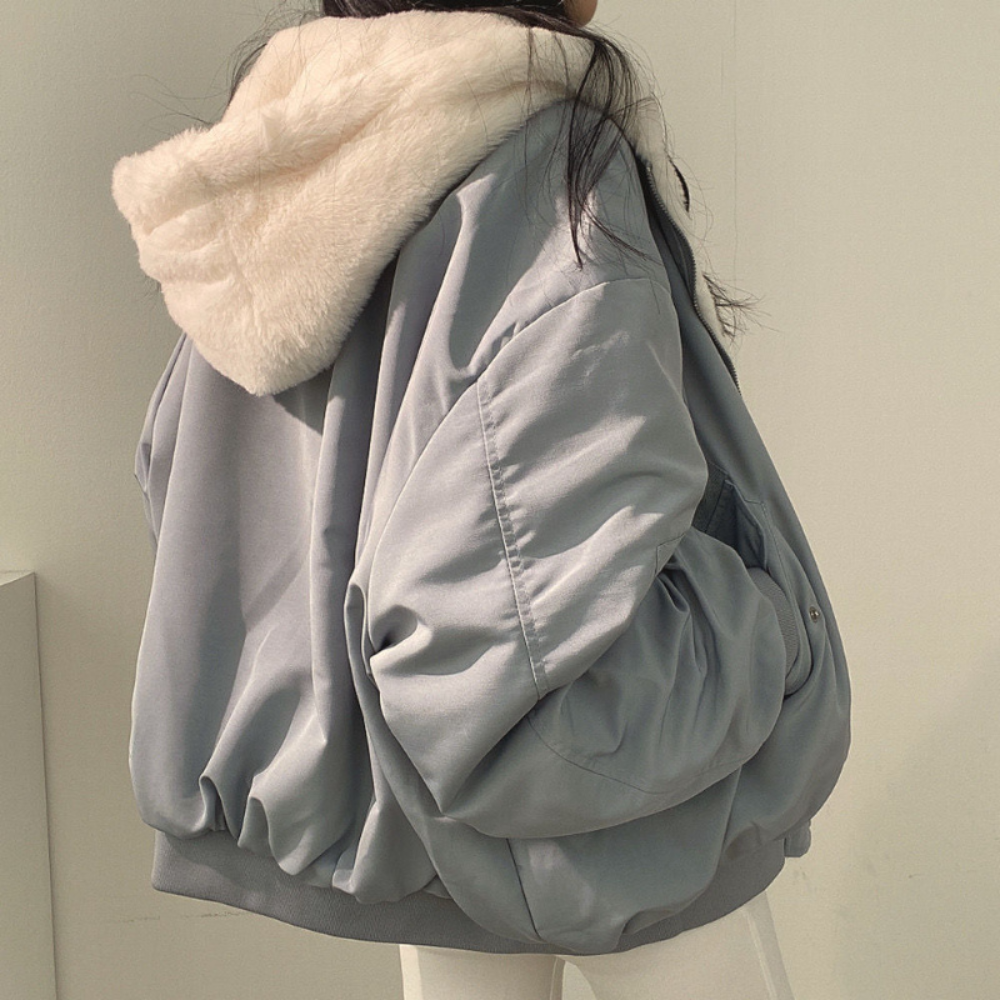 Damen Winterjacke mit Kapuze, hellblau, Kunstfellfutter, warm, modisch, lässig.