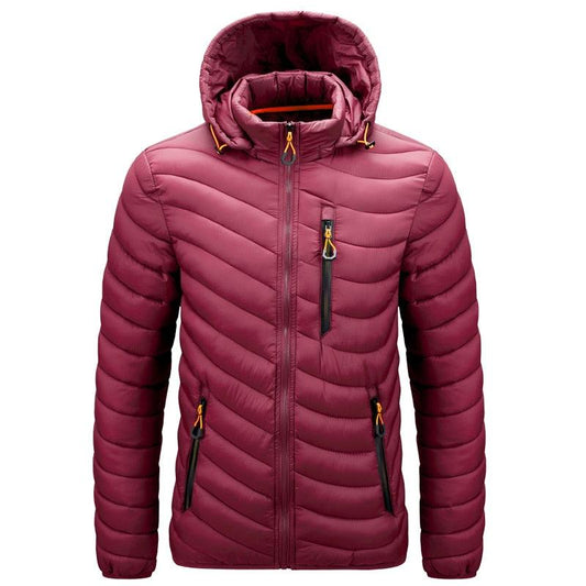 Bordeauxfarbene Daunenjacke mit Kapuze, Reißverschlusstaschen, Herrenmode, Winterbekleidung.
