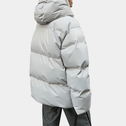 Damen Winterjacke, hellgrau, Daunen, Kapuze, warm, modisch, Outdoor-Bekleidung, Rückansicht.