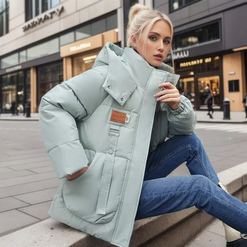 Frau in mintgrüner Winterjacke, Kapuze, warm, winddicht, modisch, Stadtstraße.