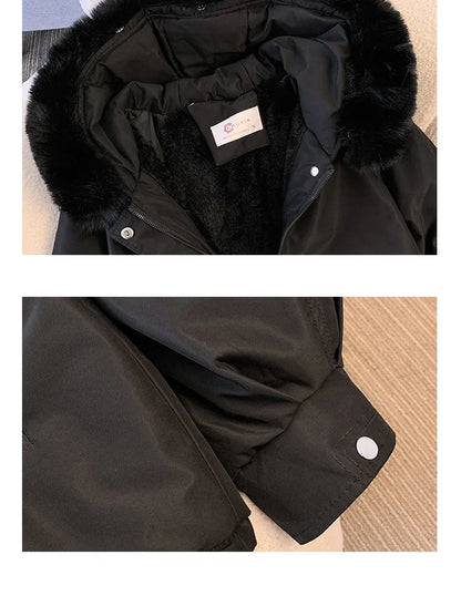Schwarze Winterjacke mit Kunstfellkragen, Knopfdetails, warmes Innenfutter, modisch und elegant.