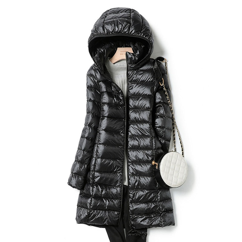 Schwarzer Damen-Daunenmantel mit Kapuze, gesteppte Optik, modisch, warm, Winterbekleidung.