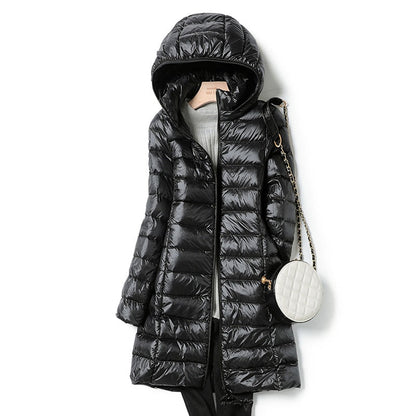 Schwarzer Damen-Daunenmantel mit Kapuze, gesteppte Optik, modisch, warm, Winterbekleidung.
