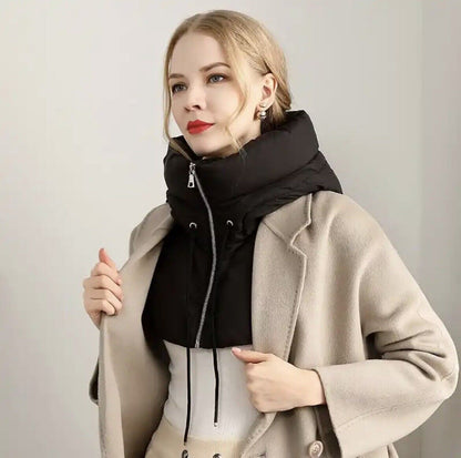 Frau mit schwarzem Steppkragen, beige Mantel, modisch, elegant, Wintermode, Damenbekleidung.
