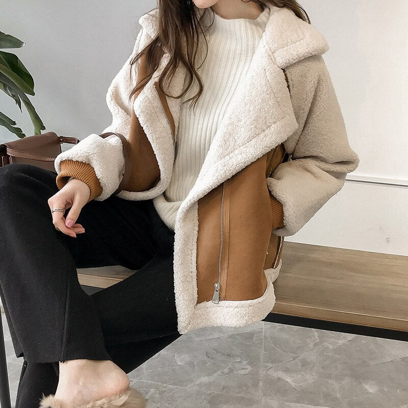 Frau in brauner Lammfelljacke und weißem Pullover, modisch, warm, Winterkleidung, modern.