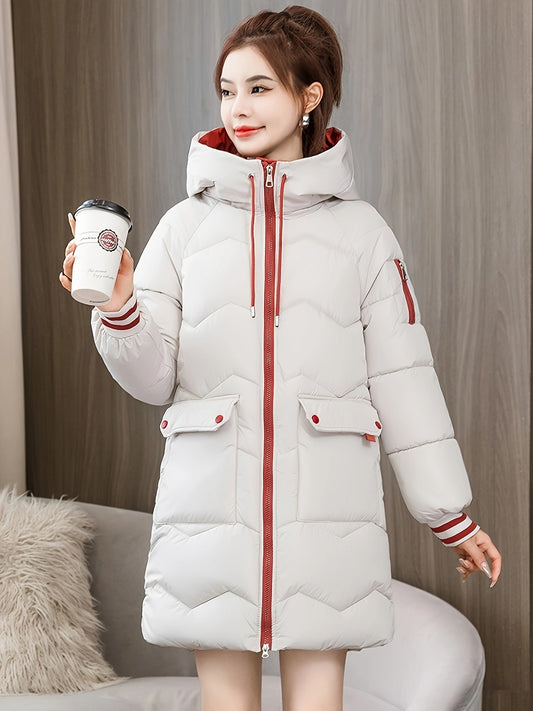 Frau in weißem Daunenmantel mit Kapuze hält Kaffeebecher, Wintermode, gemütlich, stilvoll.