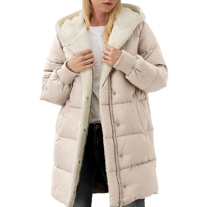 Frau in beigem Daunenmantel mit Kapuze, Wintermode, warm, stilvoll, lässig, Damenbekleidung.