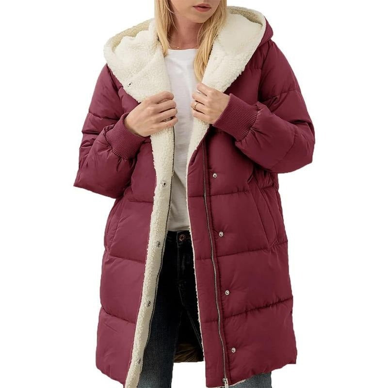 Frau in bordeauxrotem Daunenmantel mit Kapuze, Wintermode, warm, stilvoll, Damenbekleidung.