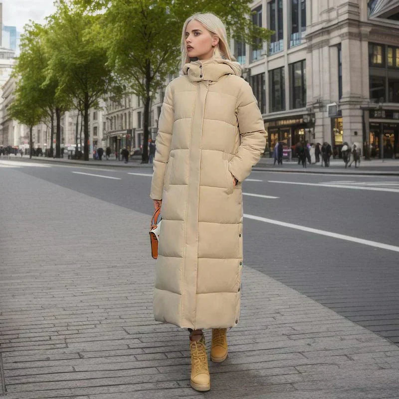 Frau in beigem Daunenmantel auf Stadtstraße, Wintermode, lange Jacke, stilvoll, warm.