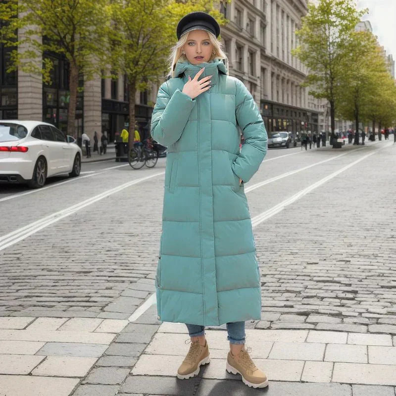 Frau in langem, hellblauem Daunenmantel auf städtischer Straße, Herbstmode, warme Kleidung.