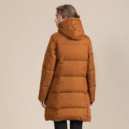 Frau in braunem Daunenmantel mit Kapuze, Winterjacke, warm, modisch, Outdoor-Bekleidung.