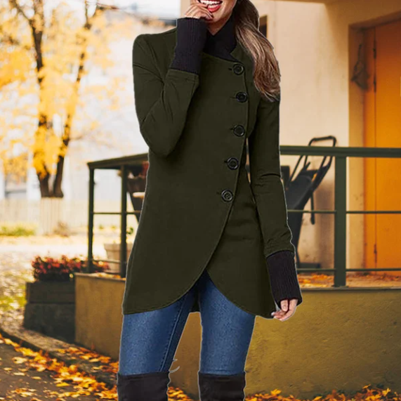 Frau in olivgrünem Mantel, Herbstmode, elegante Damenbekleidung, draußen, Herbstlaub.
