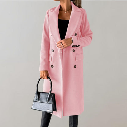 Damen Wintermantel rosa, elegant, doppelt geknöpft, mit schwarzer Handtasche, modisch.