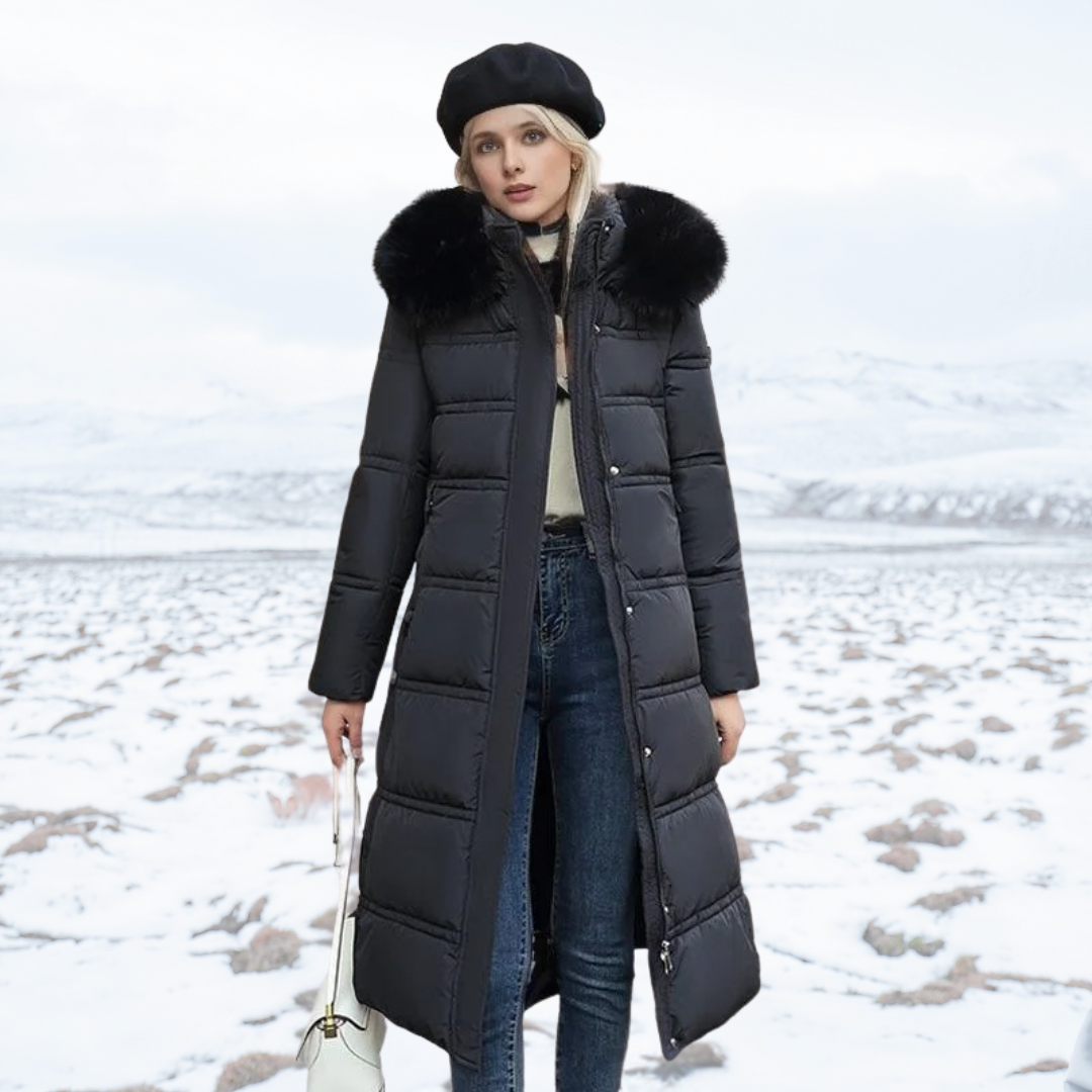 Frau in schwarzem Daunenmantel mit Pelzkragen, Wintermode, schneebedeckte Landschaft.
