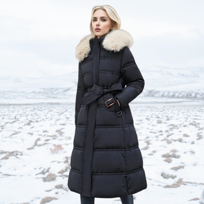 Frau in schwarzem Daunenmantel mit Fellkragen im Schnee, Wintermode, Outdoor-Bekleidung.
