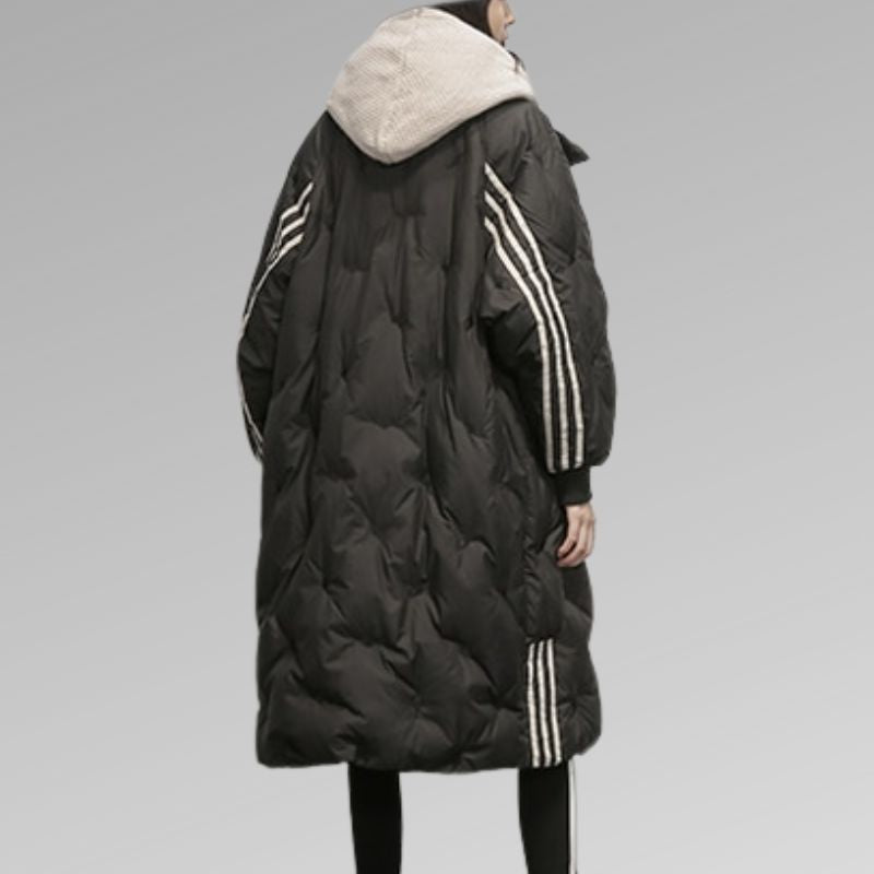 Schwarzer Daunenmantel mit Kapuze und Streifen, Wintermode, Damenbekleidung, warm, stylisch.