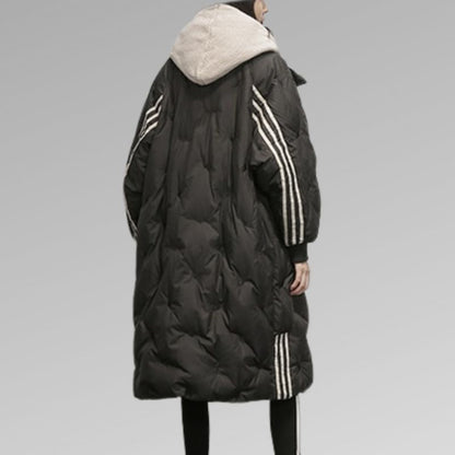 Schwarzer Daunenmantel mit Kapuze und Streifen, Wintermode, Damenbekleidung, warm, stylisch.