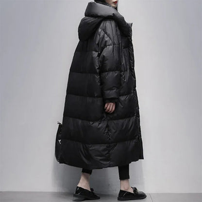 Schwarzer langer Daunenmantel Damen, Winterjacke, warm, modisch, Kapuze, seitliche Ansicht.
