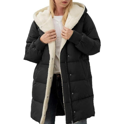 Frau in schwarzem Daunenmantel mit Kapuze und weißem Futter, Wintermode, warm, stilvoll.