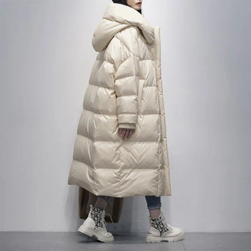 Damen Wintermantel beige Daunenjacke mit Kapuze, warm, modisch, lang, stilvoll, elegant.