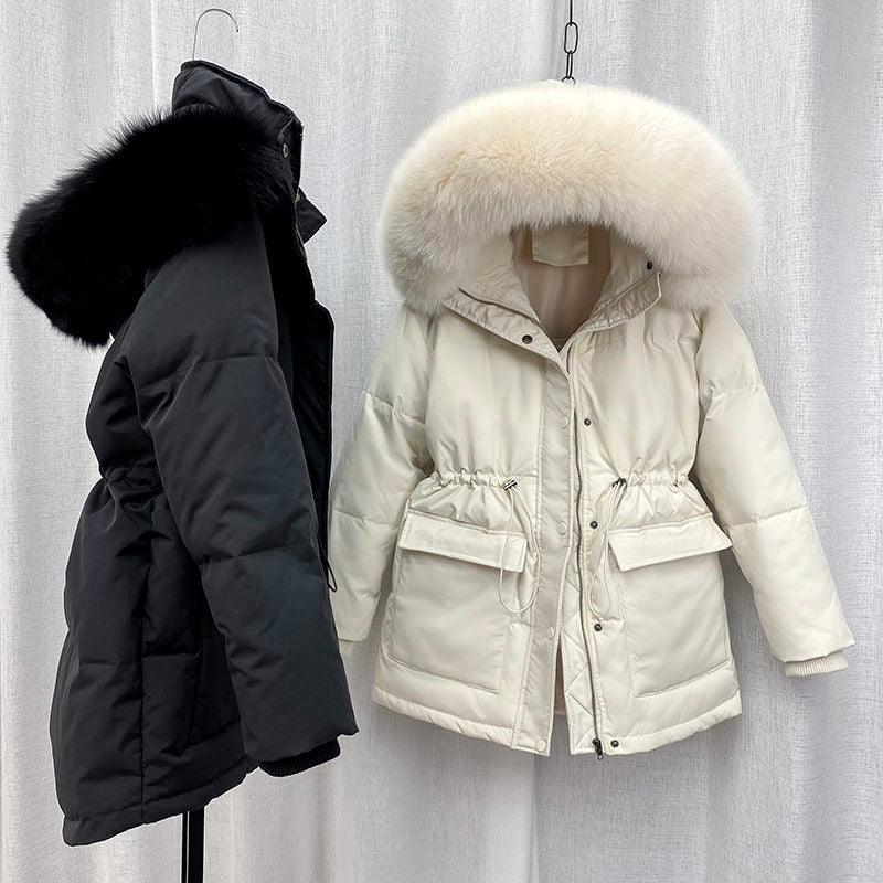 Zwei Winterparkas mit Fellkapuze, schwarz und cremeweiß, Damenmode, warm, stilvoll.