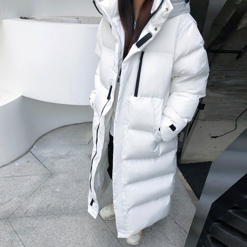 Weiße Daunenparka Winterjacke mit Kapuze, langer Schnitt, Damenmode, warm und stilvoll.