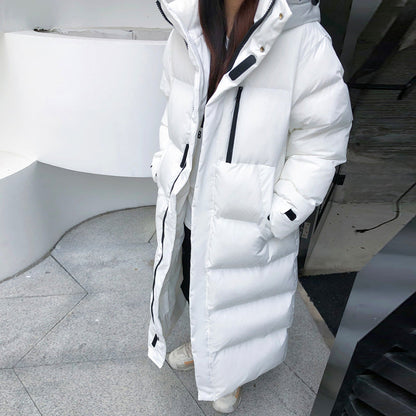 Weiße Daunenparka Winterjacke mit Kapuze, langer Schnitt, Damenmode, warm und stilvoll.
