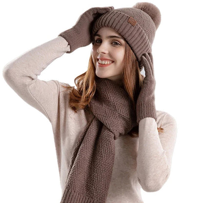Frau mit brauner Strickmütze, Schal und Handschuhen aus Wolle, Wintermode Accessoires.