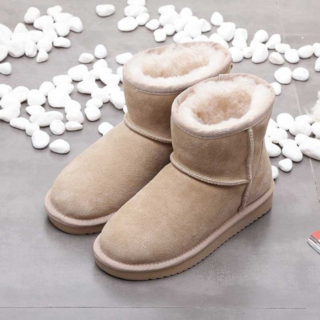 Beige Damen-Winterstiefel aus Wildleder mit Fellfutter, rutschfeste Sohle, gemütlich und warm.