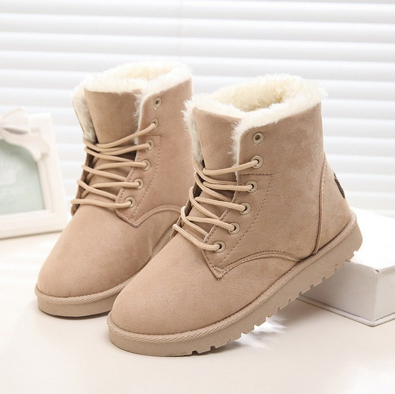 Beige Damen-Winterstiefel aus Wildleder mit Kunstfellfutter und Schnürung.