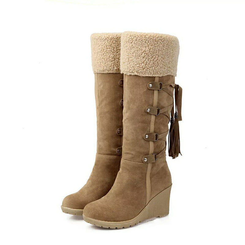 Braune Damen-Winterstiefel mit Keilabsatz, offenem Einstieg, Wildlederoptik, Fellbesatz.