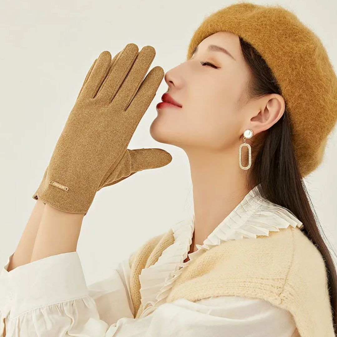 Frau mit braunen Wollhandschuhen und passendem Barett, elegante Herbstmode.
