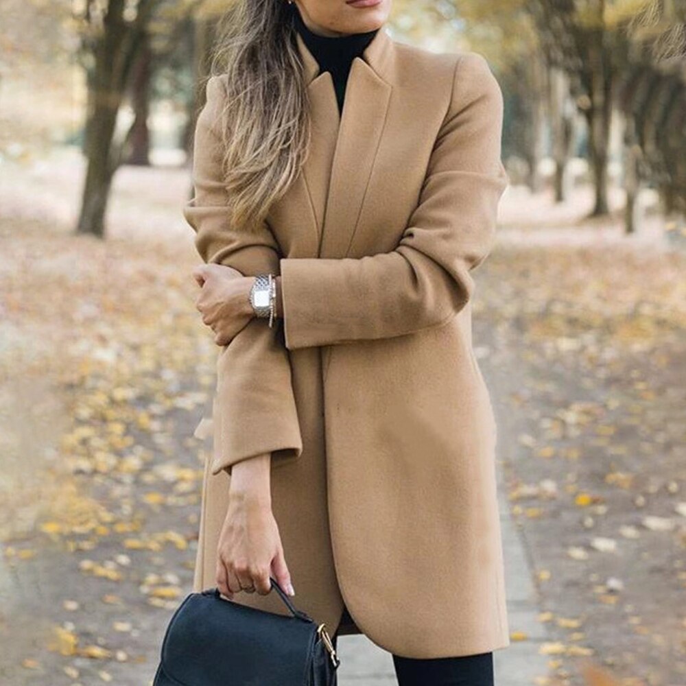 Damen-Wollmantel beige, elegant, Herbstmode, warm, stilvoll, Spaziergang im Park, zeitlos.