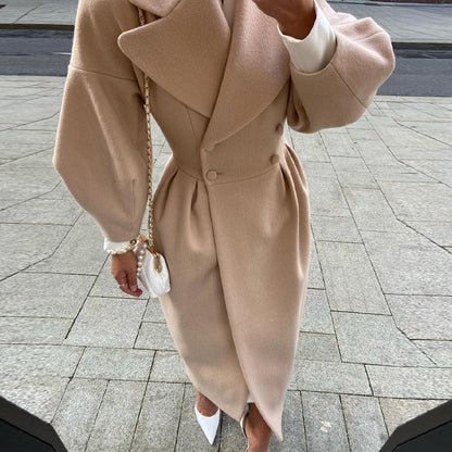 Damenmantel beige Wolle, eleganter Schnitt, Herbstmode, doppelte Knopfleiste, stilvoll.
